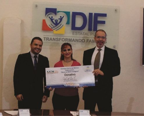 Dona GCM 250 mil pesos al DIF para niños indígenas